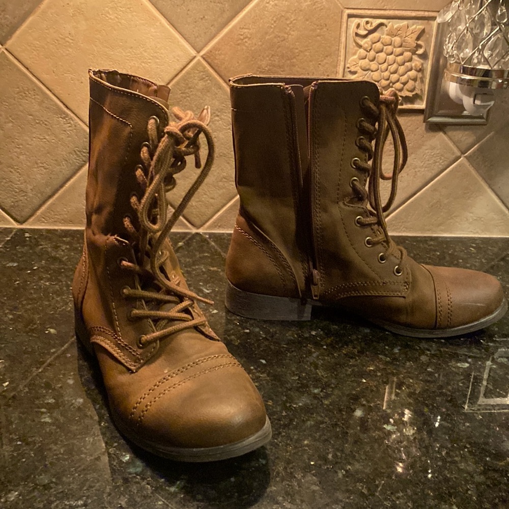 Combat style boots